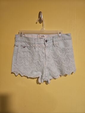 Hollister Juniors Size 7 W 28 Light Wash Crochet Front Jean Shorts Inseam 2"